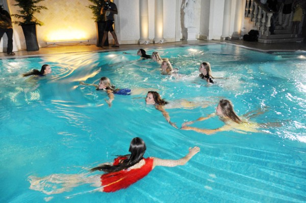 Подводный показ на Holiday Fashion Week