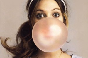 Как очистить жевательную резинку с одежды?