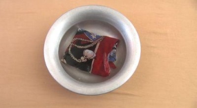 Как очистить жевательную резинку с одежды?